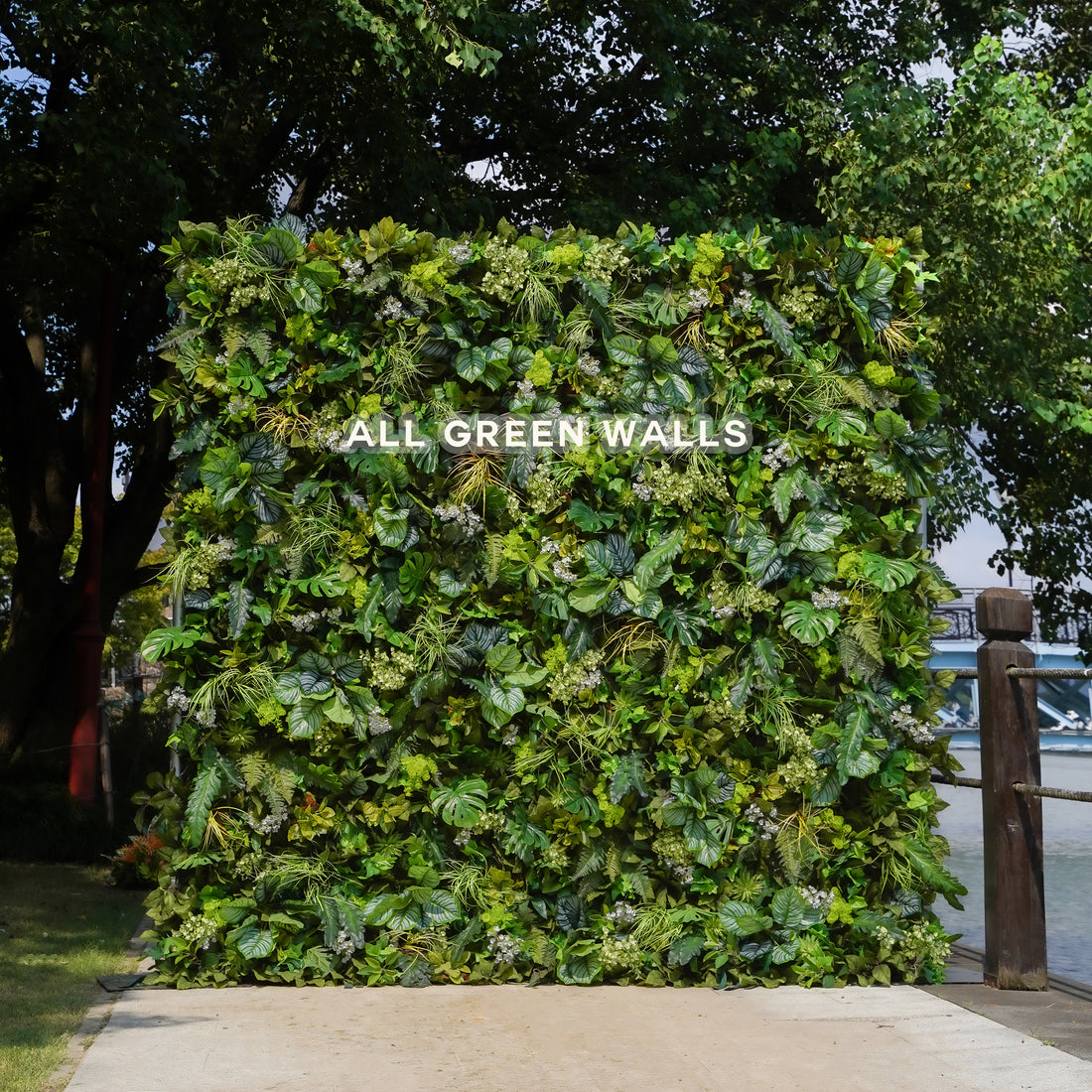 Mossy：Fabric Rolling Up Artificial Green Wall - Easy Decor for Home, Hotel, Cafe, Salon