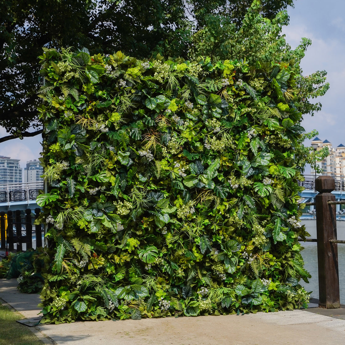 Mossy：Fabric Rolling Up Artificial Green Wall - Easy Decor for Home, Hotel, Cafe, Salon